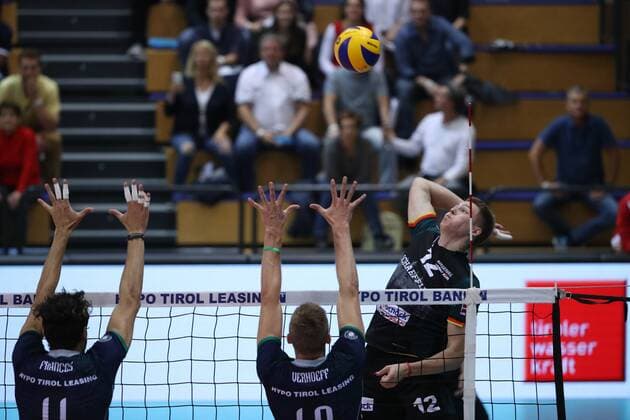 VOLLEYBALL - VBL, Tirol vs Ingersoll INNSBRUCK,AUSTRIA,21.OCT.17 - VOLLEYBALL - VBL, Hypo Tirol AlpenVolleys vs TV Ingersoll Buehl. Image shows Pedro Henrique Frances, Rudy Verhoeff (Tirol) and Felix Ortmann (Buehl). GEPAxpictures xAndreasxPranter