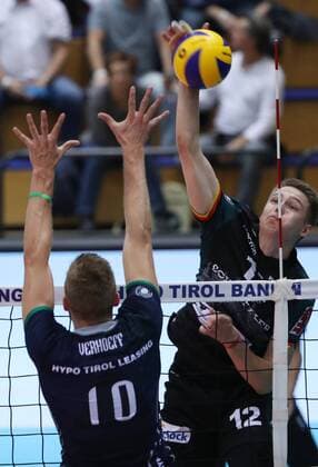 VOLLEYBALL - VBL, Tirol vs Ingersoll INNSBRUCK,AUSTRIA,21.OCT.17 - VOLLEYBALL - VBL, Hypo Tirol AlpenVolleys vs TV Ingersoll Buehl. Image shows Rudy Verhoeff (Tirol) and Felix Ortmann (Buehl). GEPAxpictures xAndreasxPranter