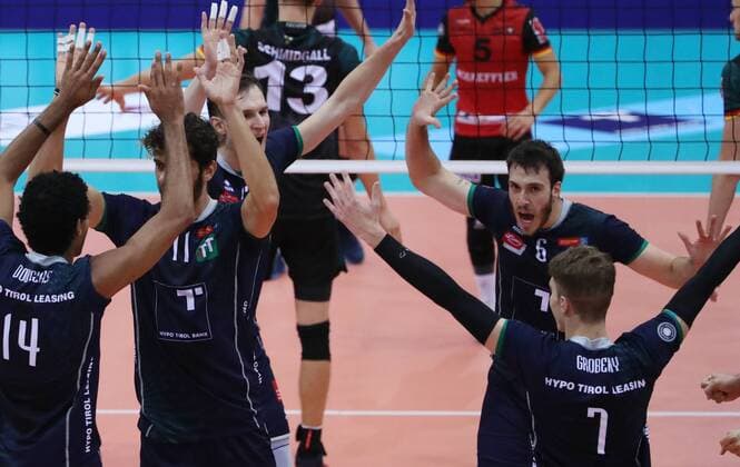 VOLLEYBALL - VBL, Tirol vs Ingersoll INNSBRUCK,AUSTRIA,21.OCT.17 - VOLLEYBALL - VBL, Hypo Tirol AlpenVolleys vs TV Ingersoll Buehl. Image shows the rejoicing of Douglas Duarte da Silva, Pedro Henrique Frances, Daniel Gelinski and Igor Grobelny (Tirol). GEPAxpictures xAndreasxPranter
