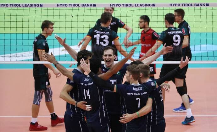 VOLLEYBALL - VBL, Tirol vs Ingersoll INNSBRUCK,AUSTRIA,21.OCT.17 - VOLLEYBALL - VBL, Hypo Tirol AlpenVolleys vs TV Ingersoll Buehl. Image shows the rejoicing of Stefan Chrtiansky, Douglas Duarte da Silva and Igor Grobelny (Tirol). GEPAxpictures xAndreasxPranter