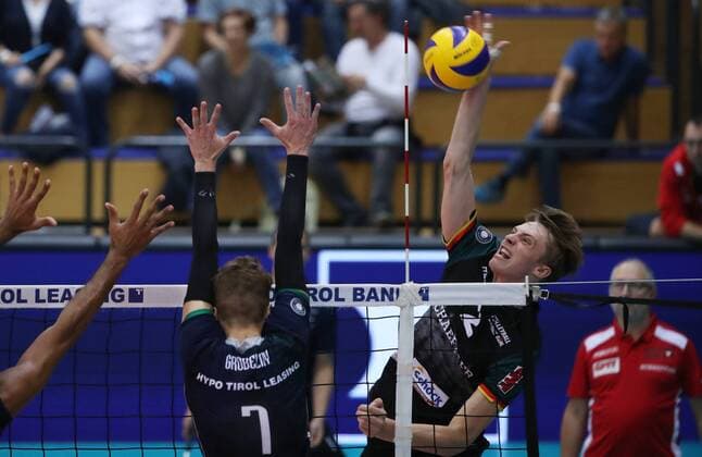 VOLLEYBALL - VBL, Tirol vs Ingersoll INNSBRUCK,AUSTRIA,21.OCT.17 - VOLLEYBALL - VBL, Hypo Tirol AlpenVolleys vs TV Ingersoll Buehl. Image shows Igor Grobelny (Tirol) and Tim Steher (Buehl). GEPAxpictures xAndreasxPranter