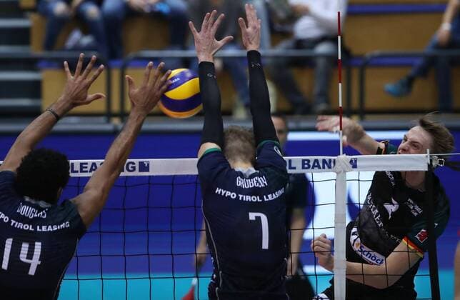 VOLLEYBALL - VBL, Tirol vs Ingersoll INNSBRUCK,AUSTRIA,21.OCT.17 - VOLLEYBALL - VBL, Hypo Tirol AlpenVolleys vs TV Ingersoll Buehl. Image shows Douglas Duarte da Silva, Igor Grobelny (Tirol) and Tim Steher (Buehl). GEPAxpictures xAndreasxPranter