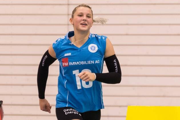 Lisa Stock VC Wiesbaden 18 Libero at the Einlaufen Volleyball 1 Bundesliga Women Black and White Erfurt 1 VC Wiesbaden xprx