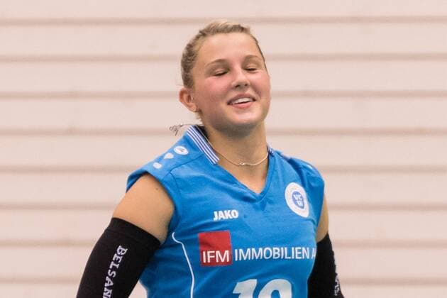 Lisa Stock VC Wiesbaden 18 Libero at the Einlaufen Volleyball 1 Bundesliga Women Black and White Erfurt 1 VC Wiesbaden xprx