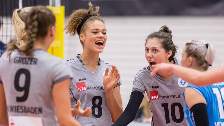 Jubilation celebration at 1 VC Wiesbaden v li Dora Grozer VC Wiesbaden 9 Kimberly Drewniok VC Wiesbaden 8 Irina Kemmsies VC Wiesbaden 10 Lisa Stock VC Wiesbaden 18 Libero Volleyball 1 Bundesliga Women Black White Erfurt 1 VC Wiesbaden xprx