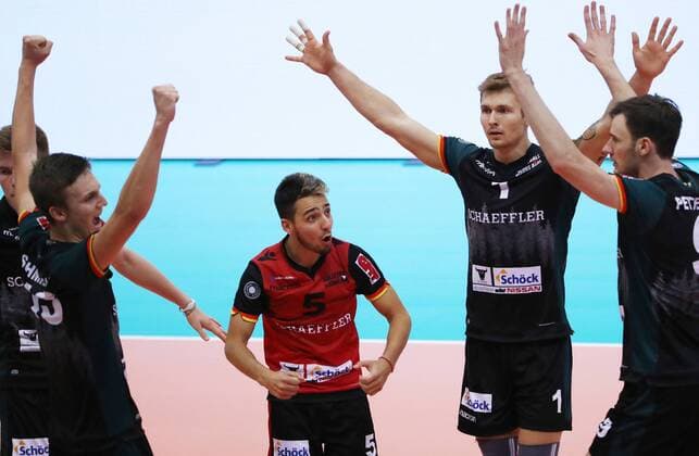 VOLLEYBALL - VBL, Tirol vs Ingersoll INNSBRUCK,AUSTRIA,21.OCT.17 - VOLLEYBALL - VBL, Hypo Tirol AlpenVolleys vs TV Ingersoll Buehl. Image shows the rejoicing of Tomas Ruiz and Iurii Kruzhkov (Buehl). GEPAxpictures xAndreasxPranter