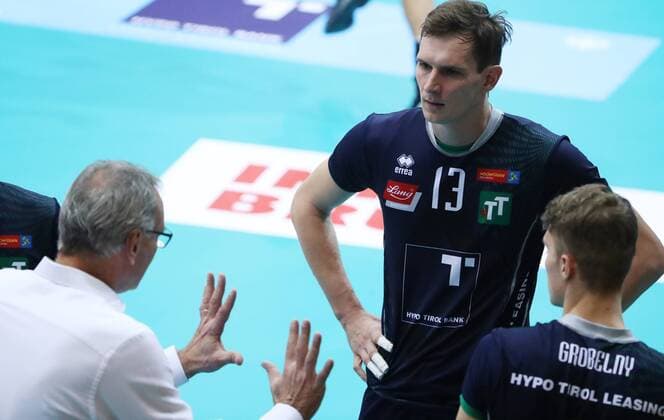 VOLLEYBALL - VBL, Tirol vs Ingersoll INNSBRUCK,AUSTRIA,21.OCT.17 - VOLLEYBALL - VBL, Hypo Tirol AlpenVolleys vs TV Ingersoll Buehl. Image shows head coach Stefan Chrtiansky and Stefan Chrtiansky jun. (Tirol). GEPAxpictures xAndreasxPranter