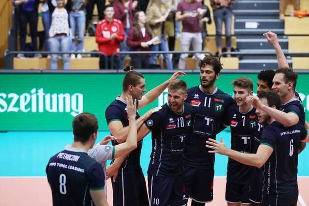 VOLLEYBALL - VBL, Tirol vs Ingersoll INNSBRUCK,AUSTRIA,21.OCT.17 - VOLLEYBALL - VBL, Hypo Tirol AlpenVolleys vs TV Ingersoll Buehl. Image shows the rejoicing of head coach Bartosz Pietruczuk, Rudy Verhoeff, Pedro Henrique Frances, Igor Grobelny, Stefan Chrtiansky and Daniel Gelinski (Tirol). GEPAxpictures xAndreasxPranter