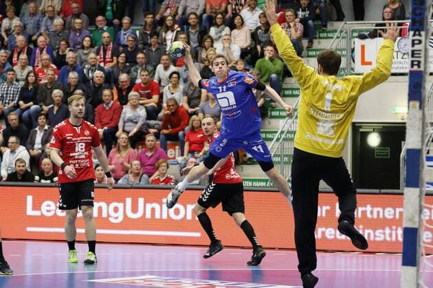Tim Nothdurft HBW Balingen Weilstetten 11 against Felix Storbeck ASV Hamm Westfalen 1 at the front of ASV Hamm Westfalen vs HBW Balingen Weilstetten Handball 2 Bundesliga 21 10 2017 Hamm Copyright: xEibner-Pressefoto Strohdiekx EP_JSK