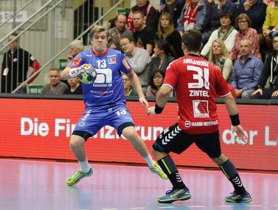 Dadi Runarsson HBW Balingen Weilstetten 13 against Bjoern Zintel ASV Hamm Westfalen 31 right ASV Hamm Westfalen vs HBW Balingen Weilstetten Handball 2 Bundesliga 21 10 2017 Hamm Copyright: xEibner-Pressefoto Strohdiekx EP_JSK