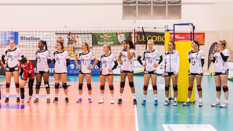 Team photo Posing team photo Black White Erfurt SWE Volleyball 1 Bundesliga Women Black and White Erfurt 1 VC Wiesbaden xprx
