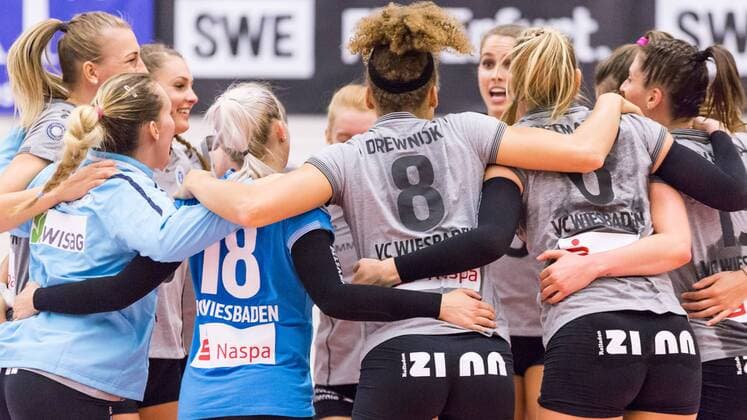 Jubel celebration at 1 VC Wiesbaden over the victory Jubel celebration Teamkreis Team circle Approach Motivation Volleyball 1 Bundesliga Women Black and White Erfurt 1 VC Wiesbaden xprx