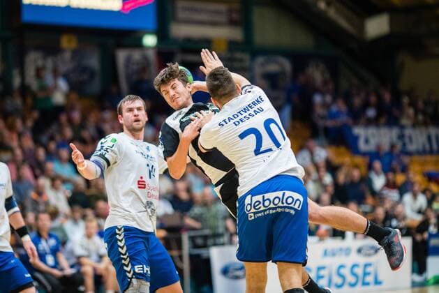 Adrian Kammlodt HC Elbflorenz 2016 with r Jonas Hoenicke 20 Dessau Rosslauer HV 06 and l Florian Pfeiffer 14 of Dessau Rosslauer HV 06 Bauhausstadt Dessau Copyright: xEibner-Pressefoto HartmutxBoesenerx EP_BOE