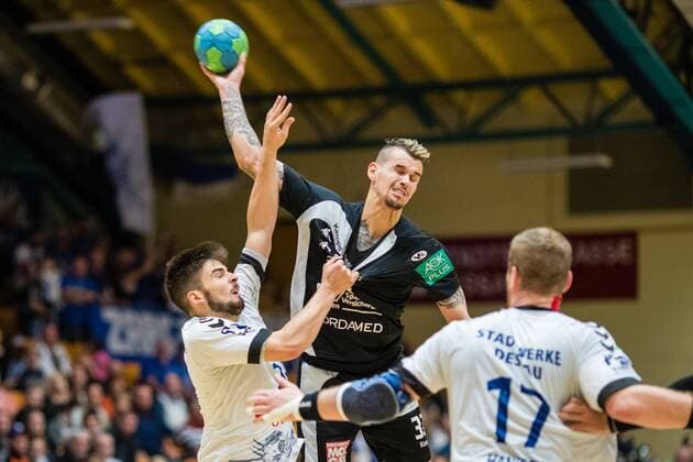 Roman Becvar 33 of HC Elbflorenz 2016 with Ball and Jonas Hoenicke 20 of Dessau Rosslauer HV 06 Bauhausstadt Dessau Copyright: xEibner-Pressefoto HartmutxBoesenerx EP_BOE