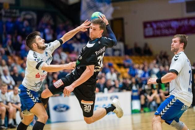 Adrian Kammlodt 30 of HC Elbflorenz 2016 with Ball and Jonas Hoenicke 20 of Dessau Rosslauer HV 06 Bauhausstadt Dessau Copyright: xEibner-Pressefoto HartmutxBoesenerx EP_BOE