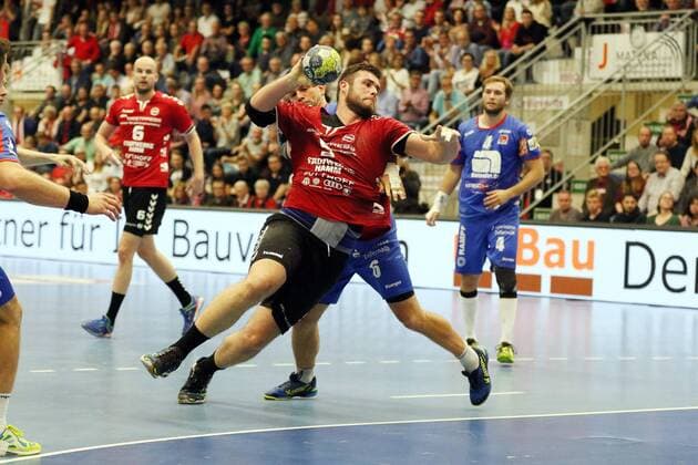Jan Brosch ASV Hamm Westfalen 5 against Matthias Flohr HBW Balingen Weilstetten 6 back ASV Hamm Westfalen vs HBW Balingen Weilstetten Handball 2 Bundesliga 21 10 2017 Hamm Copyright: xEibner-Pressefoto Strohdiekx EP_JSK