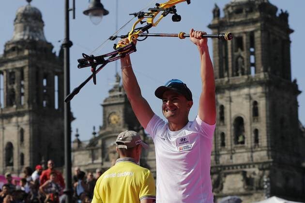 Bogenschießen, WM in Mexiko French Sebastien Peineau celebrates after winning the gold medal by defeating Danish Stephan Hansen during the men s composite bow competition of the 2017 World Archery Championships, in Mexico City, Mexico, 21 October 2017. 2017 World Archery Championships in Mexico City !ACHTUNG: NUR REDAKTIONELLE NUTZUNG!  Copyright: xJosexMendezx MEX01 20171022-636442405261697716