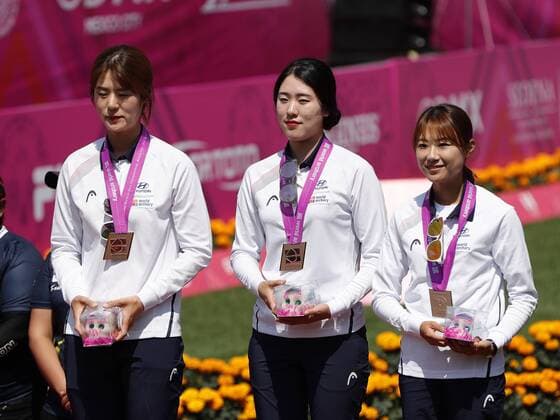 Bogenschießen, WM in Mexiko South Korean team formed by Song Yun Soo, So Chaewon and Choi Bomin wins the bronze medal during the women s composite bow competition of the 2017 World Archery Championships, in Mexico City, Mexico, 21 October 2017. 2017 World Archery Championships in Mexico City !ACHTUNG: NUR REDAKTIONELLE NUTZUNG!  Copyright: xJosexMendezx MEX01 20171022-636442405948097716