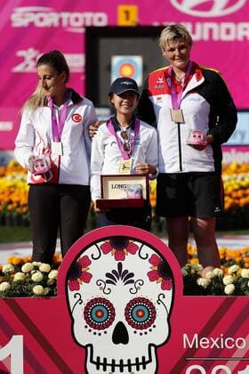 Bogenschießen, WM in Mexiko (L-R) Turkish Yesim Bostan (silver), South Koren Song Yun Soo (gold), and German Kristina Heigenhauser (bronze) pose for a picture during the award ceremony of the women s composite bow competition, at the 2017 World Archery Championships, in Mexico City, Mexico, 21 October 2017. 2017 World Archery Championships in Mexico City !ACHTUNG: NUR REDAKTIONELLE NUTZUNG!  Copyright: xJosexMendezx MEX01 20171022-636442409299913716