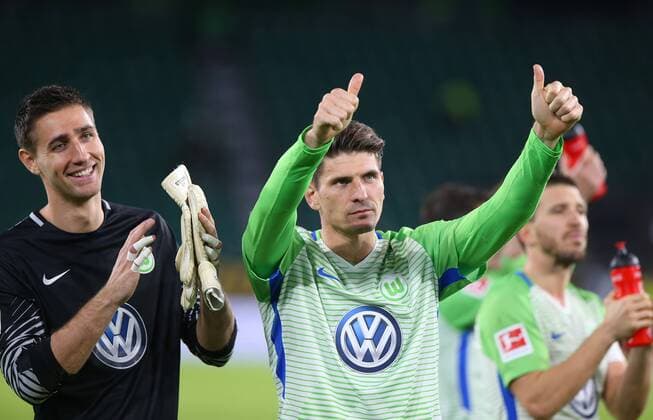 VfL vs Hoffenheim 1 BL Wolfsburg Germany 22 10 2017 FUßBALL VfL Wolfsburg vs TSG 1899 Hoffenheim 1 Bundesliga Season 2017 2018 Volkswagen Arena picture shows Mario Gomez VfL Wolfsburg goalkeeper Koen Casteels VfL Wolfsburg thank the fans Wolfsburg