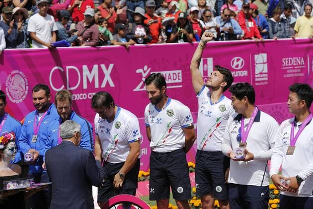 Bogenschießen, WM in Mexiko Italy s team members Mauro Nespoli, David Pasqualucci and Marco Galiazzo celebrate the gold medal at the World Archery Championships 2017 men s recurve bow outdoor event in Mexico City, Mexico, 22 October 2017. World Archery Champioships 2017 in Mexico City !ACHTUNG: NUR REDAKTIONELLE NUTZUNG!  Copyright: xJoséxMéndezx CMX026 20171022-636443056612275268