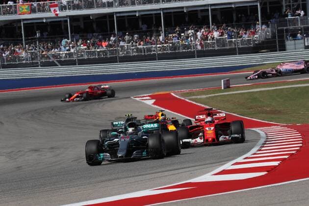 22.10.2017 - Race, Lewis Hamilton (GBR) Mercedes AMG F1 W08 and Sebastian Vettel (GER) Scuderia Ferrari SF70H United States Grand Prix, Austin 19 - 22 October 2017 22.10.2017 - Race, Lewis Hamilton (GBR) Mercedes AMG F1 W08 and Sebastian Vettel (GER) Scuderia Ferrari SF70H 