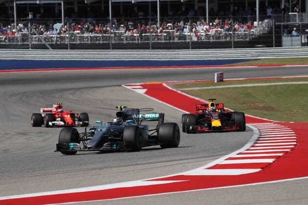 22.10.2017 - Race, Valtteri Bottas (FIN) Mercedes AMG F1 W08 leads Daniel Ricciardo (AUS) Red Bull Racing RB13 United States Grand Prix, Austin 19 - 22 October 2017 22.10.2017 - Race, Valtteri Bottas (FIN) Mercedes AMG F1 W08 leads Daniel Ricciardo (AUS) Red Bull Racing RB13 