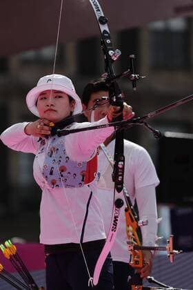 Bogenschießen, WM in Mexiko South Korea s duo Kang Chae Young and Im Dong Hyun compete for the gold medal against Armenia during the World Archery Championships 2017mixed recurve bow outdoor event in Mexico City, Mexico, 22 October 2017. World Archery Champioships 2017 in Mexico City !ACHTUNG: NUR REDAKTIONELLE NUTZUNG!  Copyright: xJoséxMéndezx CMX035 20171023-636443177120673414