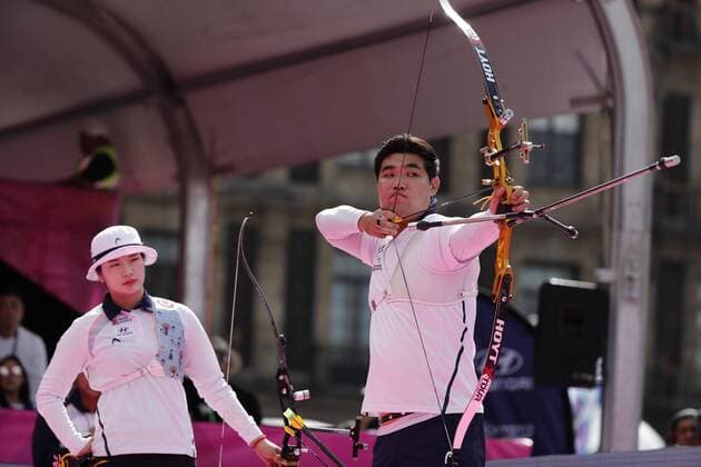 Bogenschießen, WM in Mexiko South Korea s duo Kang Chae Young and Im Dong Hyun compete for the gold medal against Armenia during the World Archery Championships 2017mixed recurve bow outdoor event in Mexico City, Mexico, 22 October 2017. World Archery Champioships 2017 in Mexico City !ACHTUNG: NUR REDAKTIONELLE NUTZUNG!  Copyright: xJoséxMéndezx CMX036 20171023-636443177148597414