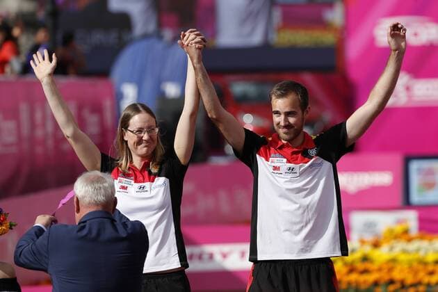 Bogenschießen, WM in Mexiko Germany s duo Lisa Unruh and Florian Kahllund, silver, pose during the awarding ceremony of the World Archery Championships 2017 mixed recurve bow outdoor event in Mexico City, Mexico, 22 October 2017. World Archery Champioships 2017 in Mexico City !ACHTUNG: NUR REDAKTIONELLE NUTZUNG!  Copyright: xJoséxMéndezx CMX059 20171023-636443215928171566