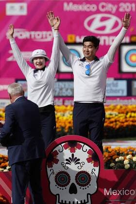 Bogenschießen, WM in Mexiko South Korea s duo Kang Chae Young and Im Dong Hyun, gold, pose during the awarding ceremony of the World Archery Championships 2017 mixed recurve bow outdoor event in Mexico City, Mexico, 22 October 2017. World Archery Champioships 2017 in Mexico City !ACHTUNG: NUR REDAKTIONELLE NUTZUNG!  Copyright: xJoséxMéndezx CMX060 20171023-636443216551235566