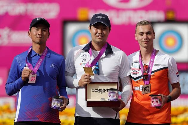 Bogenschießen, WM in Mexiko (L-R) China Taipei s Wei Chun-Heng, silver; South Korea s Im Dong Hyun, gold, and Dutch Steve Wijler, bronze, pose during the awarding ceremony of the World Archery Championships 2017 men s individual recurve bow outdoor event in Mexico City, Mexico, 22 October 2017. World Archery Champioships 2017 in Mexico City !ACHTUNG: NUR REDAKTIONELLE NUTZUNG!  Copyright: xJoséxMéndezx CMX065 20171023-636443227682615566