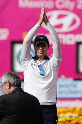 Bogenschießen, WM in Mexiko South Korea s Im Dong Hyun, gold, poses during the awarding ceremony of the World Archery Championships 2017 men s individual recurve bow outdoor event in Mexico City, Mexico, 22 October 2017. World Archery Champioships 2017 in Mexico City !ACHTUNG: NUR REDAKTIONELLE NUTZUNG!  Copyright: xJoséxMéndezx CMX066 20171023-636443228315195566