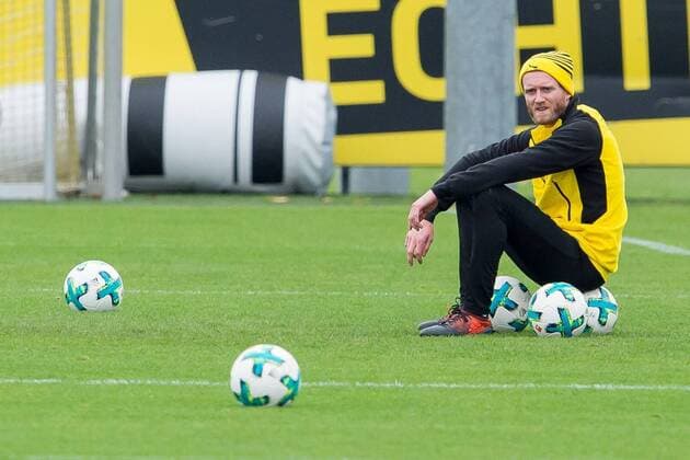 Dortmund Germany 2017 10 22 Training BV Borussia Dortmund BVB Andre Schuerrle BVB gesticulated sitting on a ball DeFodi001