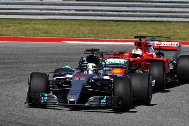 Motorsports: FIA Formula One World Championship WM Weltmeisterschaft 2017, Grand Prix of United States, 44 Lewis Hamilton (GBR, Mercedes AMG Petronas F1 Team), 5 Sebastian Vettel (GER, Scuderia Ferrari), Austin United States of America