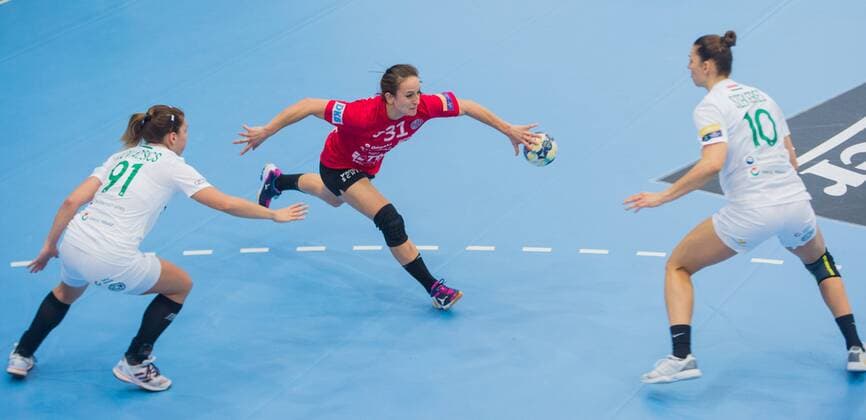 22 10 2017 Nordhausen Handball 3 Match in the Champions League Women Thüringer HC FTC Rail Cargo Hungary v l Aniko Kovacsics 91 FTC Rail Cargo Hungary Kerstin Wohlbold 31 Thueringer HC and Klara Szekeres 10 FTC Rail Cargo Hungary