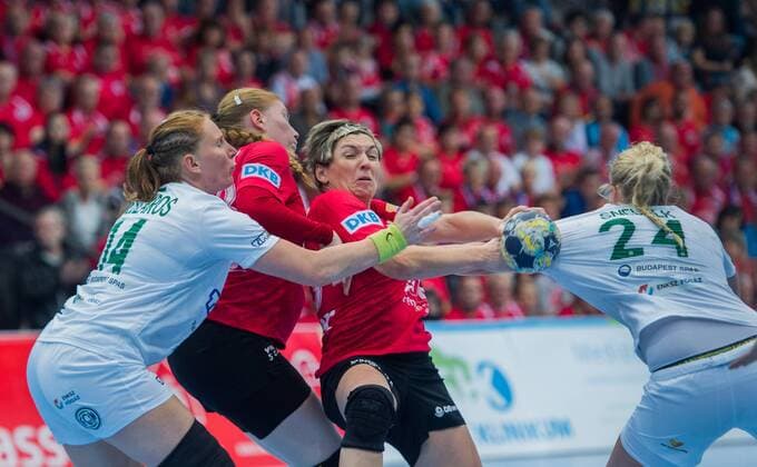 22 10 2017 Nordhausen Handball 3 Match in the Champions League Women Thüringer HC FTC Rail Cargo Hungary v l Rea Reka Meszaros 14 FTC Rail Cargo Hungary Meike Schmelzer 13 Thueringer HC Lydia Jakubisova 28 Thueringer HC and Danick Snelder 24 FTC Rail Cargo Hungary