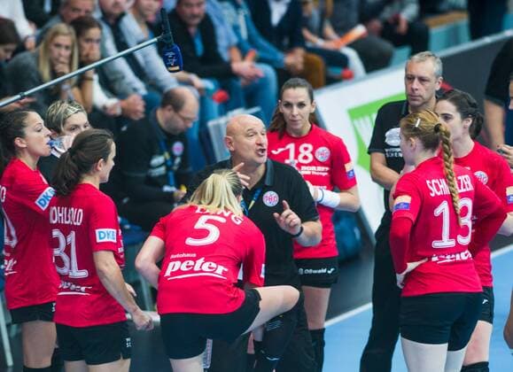22 10 2017 Nordhausen Handball 3 Match in the Champions League Women Thuringian HC FTC Rail Cargo Hungary Coach Herbert Müller 99 Thueringer HC and the team