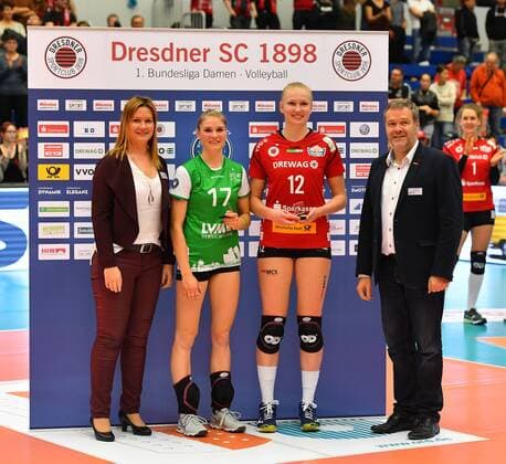 Ines Bathen 17 Münster and Piia Korhonen Dresden were honored as best players Dresdner SC against USC Münster Volleyball 1 Bundesliga Women 1 League Margon Arena Dresden Bodenbacher Straße DSC Season 2017 2018 22 10 2017