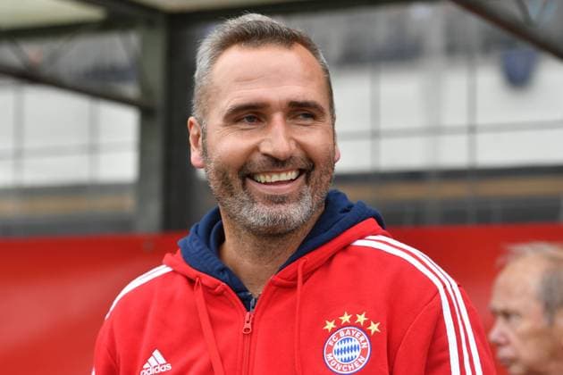 Tim WALTER coach FCB l eight laugh laughing optimistic good humored single shot single motif Portrait portrait Soccer Regional League Bayern TSV 1860 Muenchen FC Bayern Muenchen II 0 1 17 Gameday Gameday 17 Season 2017 18 on 22 10 2017 Stadium an der Gruenwalderstrasse