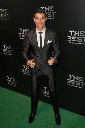 Bilder des Tages - SPORT (171024) -- LONDON, Oct. 24, 2017 -- Real Madrid s Cristiano Ronaldo arrives for the Best FIFA Football Awards 2017 in London, Britain, Oct. 23, 2017. ) (SP)BRITAIN-LONDON-THE BEST FIFA FOOTBALL AWARDS 2017 TimxIreland 