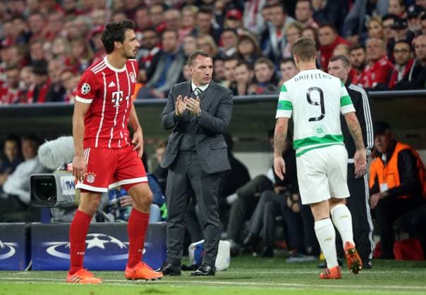 Soccer European Championship Champions League Season 2017 Men 18 10 2017 Preliminary Round Group Stage 3 Day FC Bayern Munich Celtic Glasgow 3 0 v l am Spielfeldrand full-body coach Brendan Rodgers Celtic Glasgow FC Lehm Griffiths Celtic Glasgow