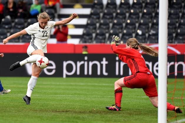 Tabea Kemme GER scores 3 0 Goalkeeper Monika Biskopstö FRO Germany Grossaspach Sport Soccer National Team Women World Cup Qualification Germany vs Faeroer am 24 10 2017 mechatronik Arena