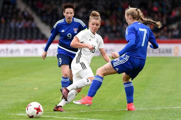 Rannva Biskopsto Andreasen FRO Linda Dallmann GER Asla Johannesen FRO Germany Grossaspach Sport Soccer National Team Women World Cup Qualification Germany vs Faeroer am 24 10 2017 mechatronik Arena