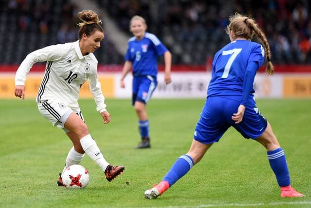Lina Magull GER Asla Johannesen FRO Germany Grossaspach Sport Soccer National Team Women World Cup Qualification Germany vs Faeroer am 24 10 2017 mechatronics Arena
