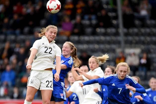 Tabea Kemme GER Asla Johannesen FRO Germany Grossaspach Sport Soccer National Team Women World Cup Qualification Germany vs Faeroer am 24 10 2017 mechatronik Arena