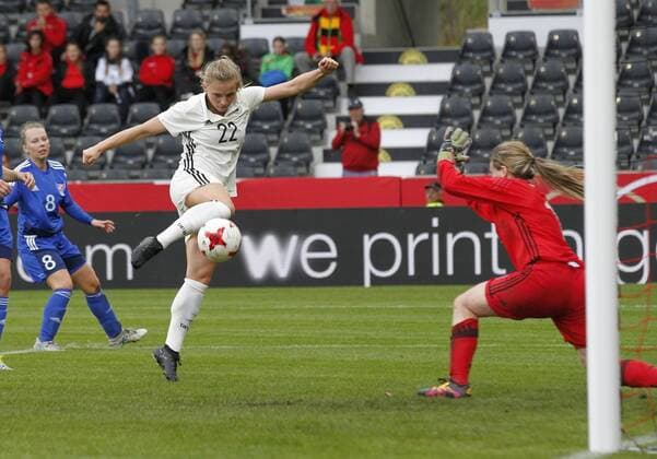 Tabea Kemme li GER scores the goal to 3 0 for Germany right Monika Biskopstö FRO Germany Faroe Islands Football International Friendlies 2017 World Cup Qualification Großaspach GER 24 10 2017