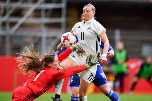 Alexandra Popp Germany Germany DFB 11 Monika Biskopstö Faroe Islands 1 comes too late and bangs against the knee Soccer World Cup 2019 Qualification Germany Faroe Islands xmkx