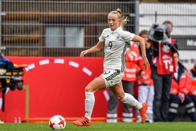 Lea Schüller Germany Germany DFB 9 with ball at the sideline Soccer World Cup 2019 Qualification Germany Faroe Islands xmkx