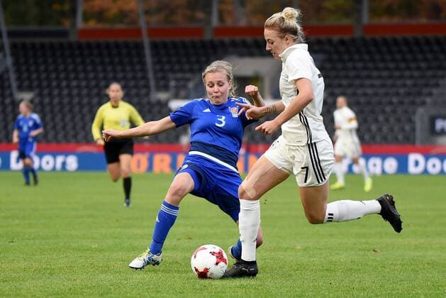 Brina Mikkelsen Tummasardottir FRO Carolin Simon GER Germany Grossaspach Sport Soccer National Team Women World Cup Qualification Germany vs Faeroer am 24 10 2017 mechatronik Arena